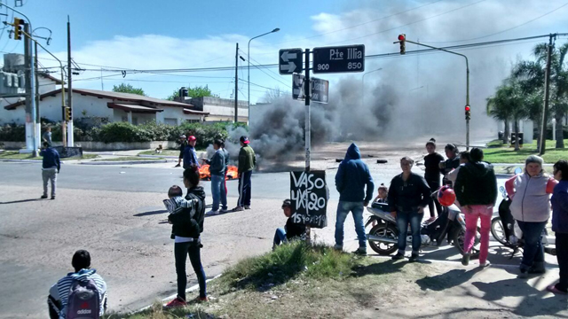 Veintisiete familias cortaron avenida Presidente Illia por terrenos