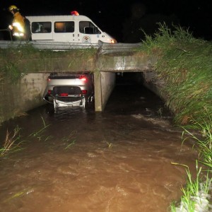 El auto quedó debajo de la alcantarilla y dos de los ocupantes murieron ahogados