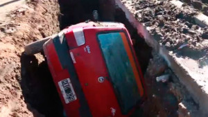 2 FOTO Remisero cayó con su auto en un pozo