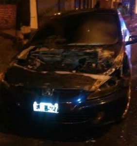 17042017_auto_incendiado_2