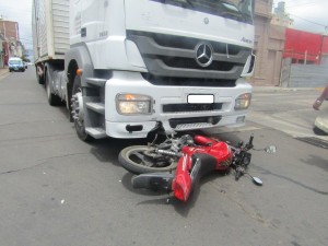 Un motociclista chocó contra