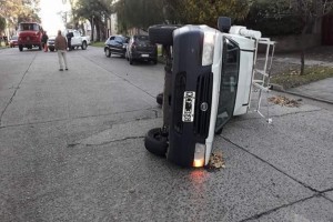 3 Una camioneta volcó