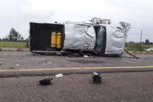 Una camioneta volcó en la ruta