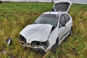 El Renault Megane resultó muy dañado al chocar contra la rueda del camión