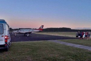 Un avión sanitario trasladó a una de las niñas accidentadas