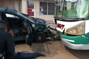 1--Una mujer cruzó al carril contrario en la avenida y chocó contra un colectivo