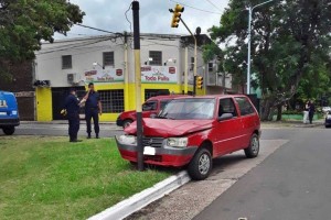 Una mujer se descompensó mientras conducía y estrelló su auto contra un semáforo
