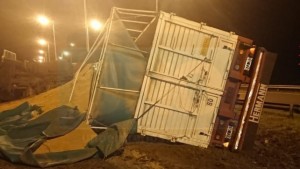 Un camión cargado de arroz volcó en la autovía de la Ruta Nacional 14