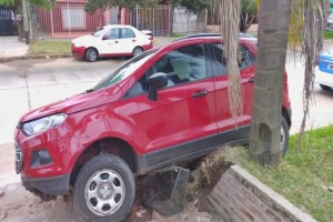 Un hombre falleció al volante y el auto se incrustó en una vivienda
