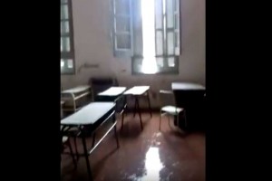 Se inundó un aula mientras estudiaban