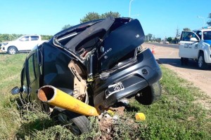 Un auto que viajaba a toda velocidad