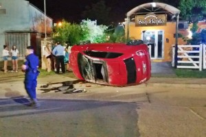 Un automóvil volcó en avenida Independencia