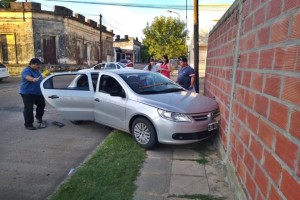 Un auto terminó incrustado en una pared