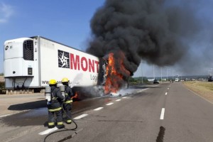 Se incendió en la ruta 14 un camión que transportaba verduras