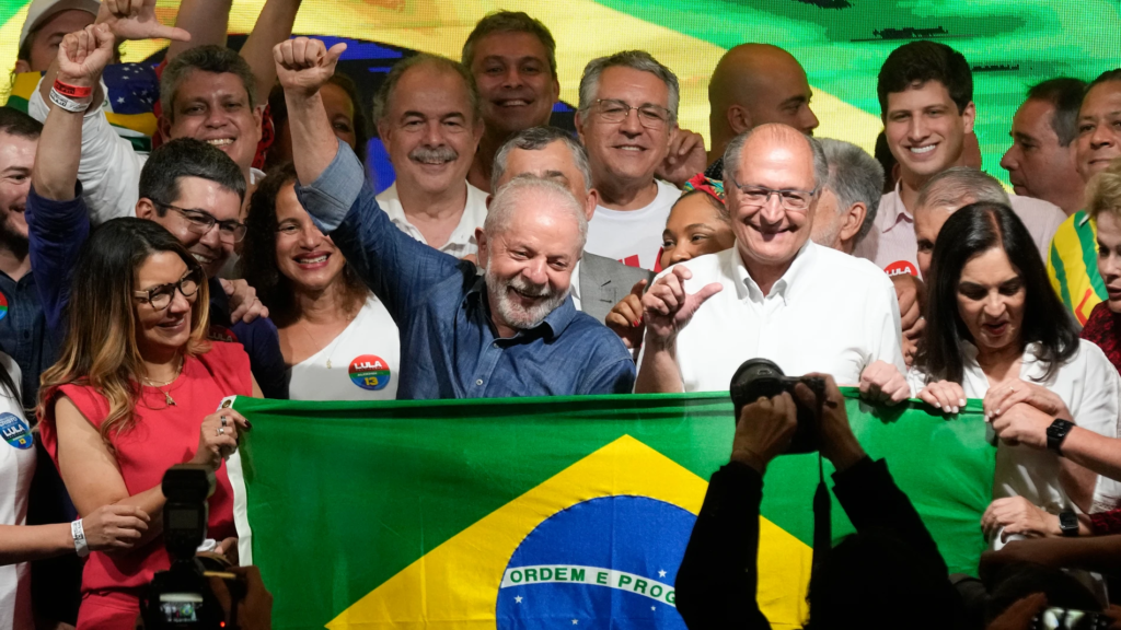 Lula ganó en una ajustadísima elección y tendrá 4 años complejos por delante