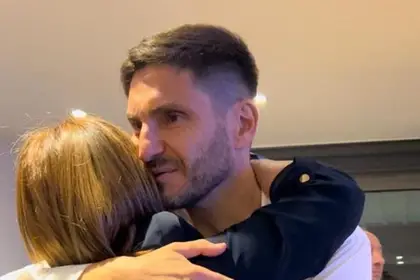 Pullaro y Bullrich se abrazan celebrando la aplastante victoria del santafecino