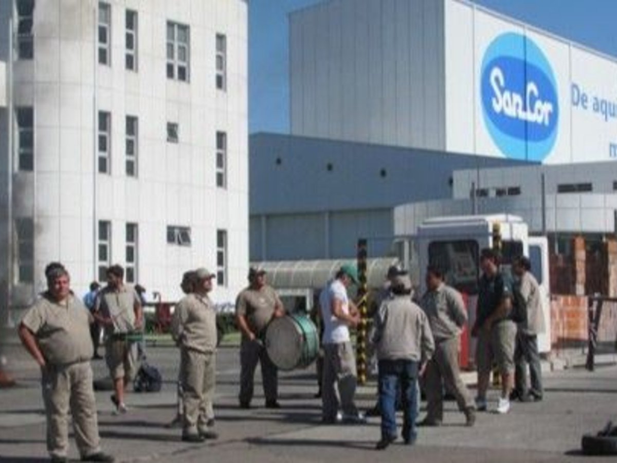 Los trabajadores denuncian el sindicato les impide acceder a sus lugares de trabajo y que incluso les ofrece dinero para no trabajar